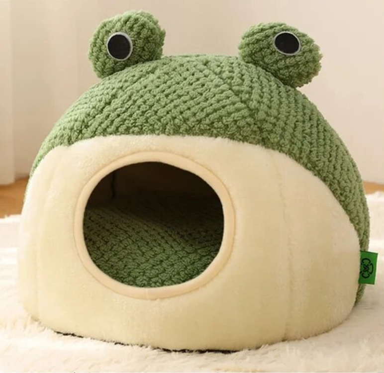 Cosy Winter Frog-Themed Cat Kennel