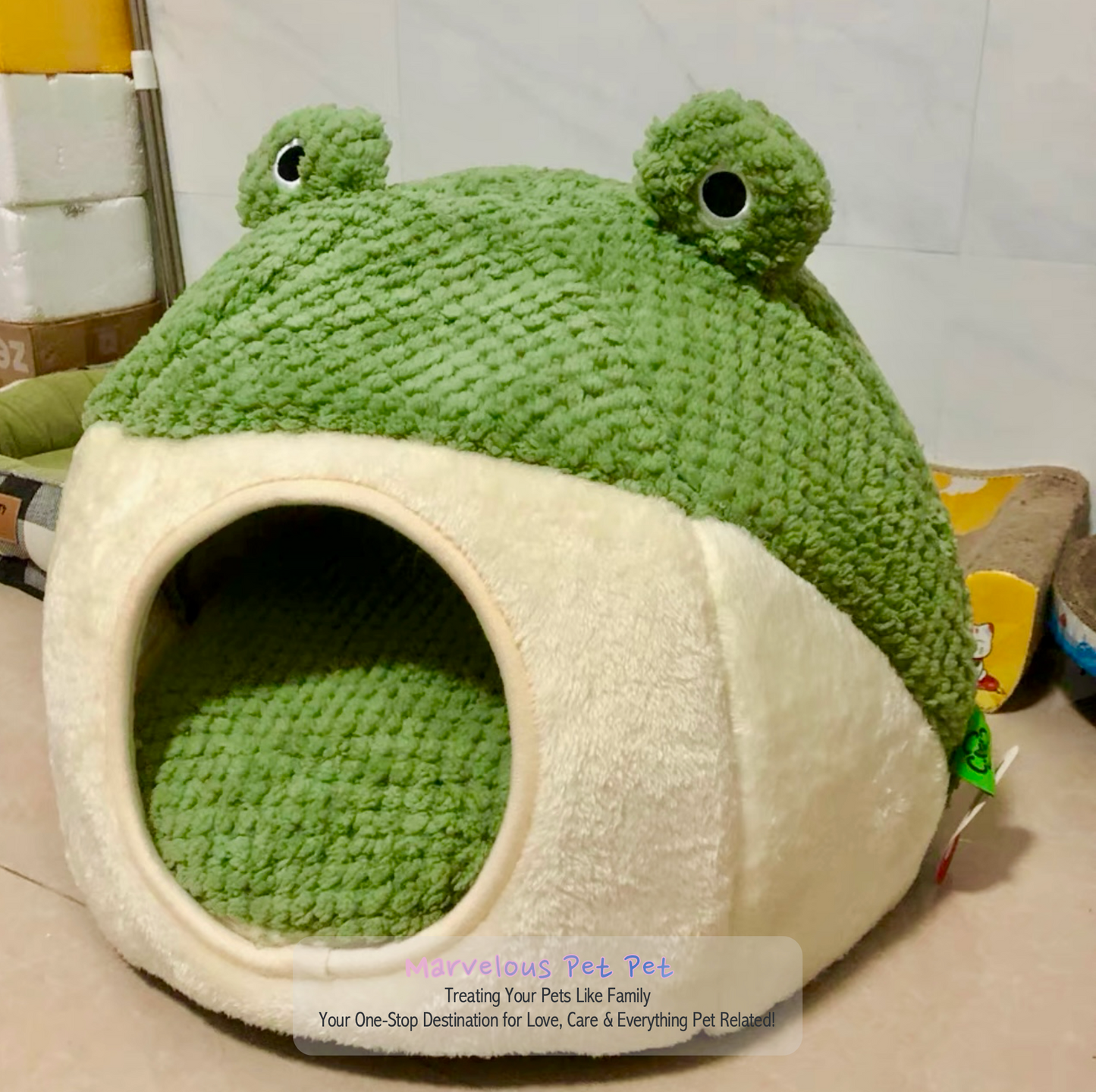 Cosy Winter Frog-Themed Cat Kennel